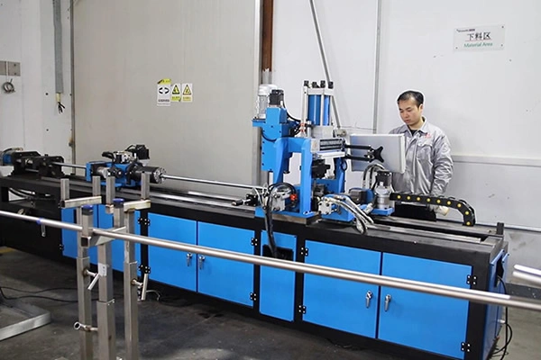 Automatic pipe cutting machine